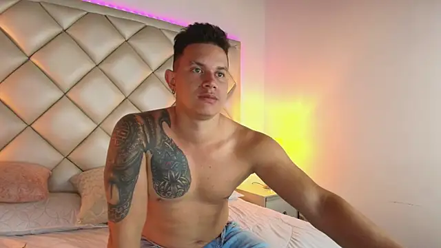 Snapshot of EclipseandFlame chatting on 10-01-25, 02:32 EclipseandFlame online show from 10-01-25, 02:32