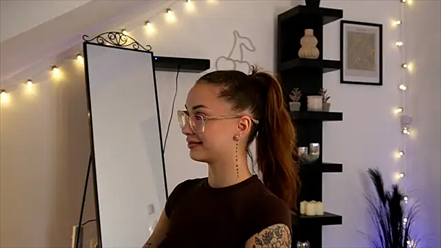 Snapshot of Naomii20__ chatting on 10-12-25, 07:04 Naomii20   online show from 10-12-25, 07:04