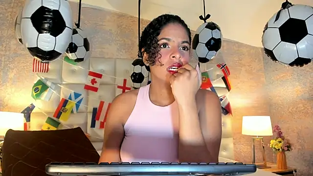 Snapshot of SheyLopez chatting on 06-16-26, 03:06 SheyLopez online show from 06-16-26, 03:06