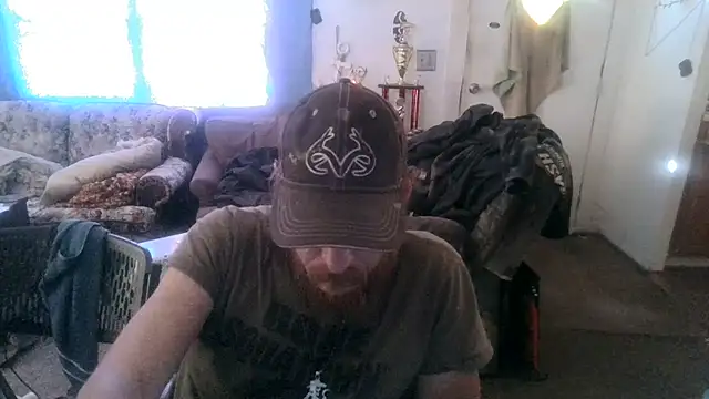 Snapshot of Poundtown1226 chatting on 09-18-25, 06:11 Poundtown1226 online show from 09-18-25, 06:11