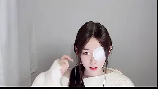 Xiao-runbao online show from 10-15-25, 01:41