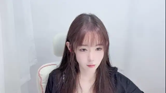 Xiao-runbao online show from 10-18-25, 01:35