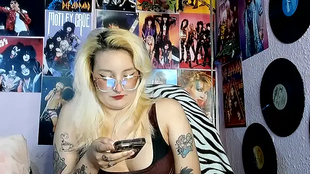 Snapshot of Avril_Maria chatting on 07-11-26, 10:32 Avril Maria online show from 07-11-26, 10:32
