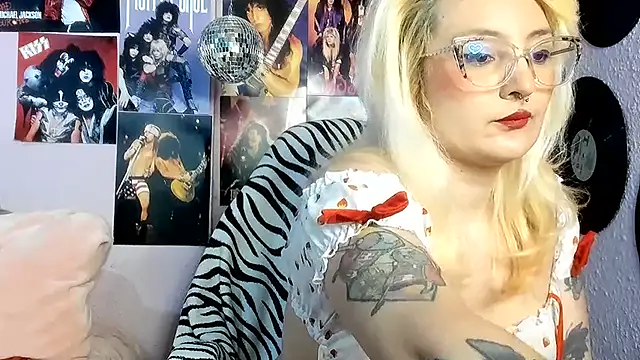 Snapshot of Avril_Maria chatting on 06-23-26, 07:34 Avril Maria online show from 06-23-26, 07:34