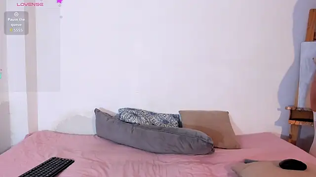 Snapshot of Lia_Rousse0 chatting on 10-27-25, 07:04 Lia Rousse0 online show from 10-27-25, 07:04