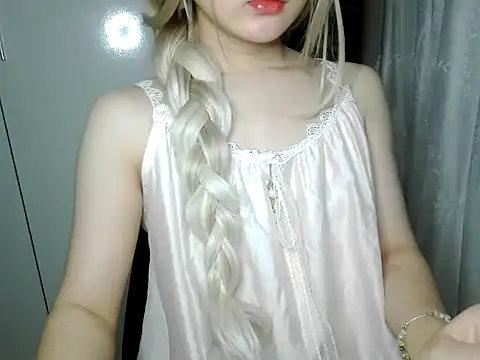 Snapshot of Annabelle-e chatting on 07-05-26, 10:05 Annabelle-e online show from 07-05-26, 10:05