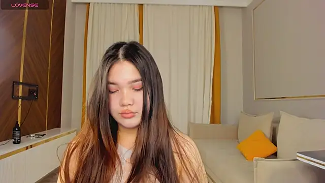 Snapshot of yummmymommy chatting on 10-10-25, 02:40 yummmymommy online show from 10-10-25, 02:40