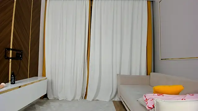 Snapshot of yummmymommy chatting on 10-19-25, 01:36 yummmymommy online show from 10-19-25, 01:36