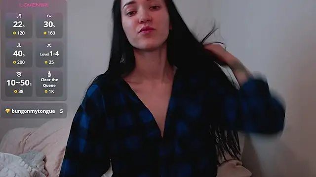 Snapshot of Veliora chatting on 10-18-25, 11:34 Veliora online show from 10-18-25, 11:34