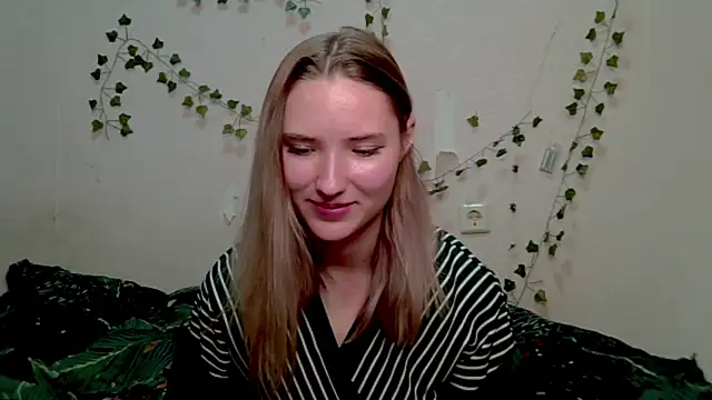  kikiclark   online show from 11-07-25, 08:57