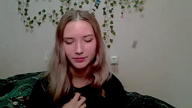  kikiclark   online show from 10-29-25, 09:03