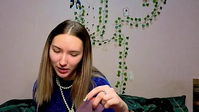  kikiclark   online show from 12-15-25, 08:25