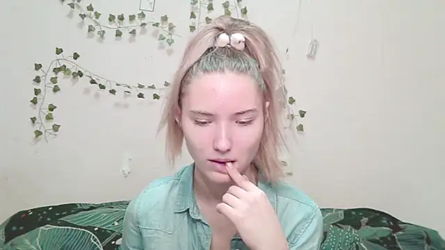  kikiclark   online show from 12-05-25, 02:37