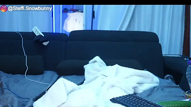 Steffi Snowbunny online show from 10-27-25, 10:54