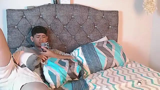 Snapshot of logan_willyams_ chatting on 10-13-25, 10:54 logan willyams online show from 10-13-25, 10:54