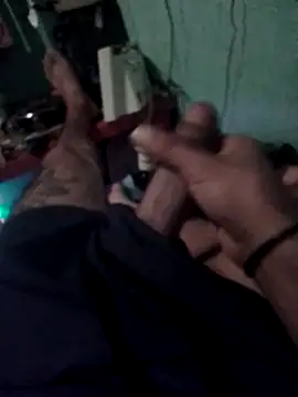 Snapshot of Calivazil chatting on 10-15-25, 04:44 Calivazil online show from 10-15-25, 04:44