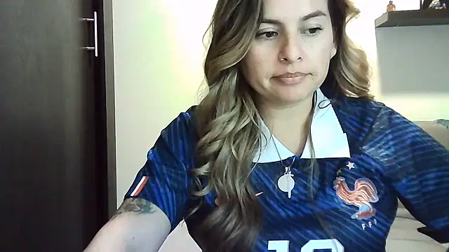 Snapshot of Valery__Rouse_ chatting on 06-17-26, 12:00 Valery Rouse online show from 06-17-26, 12:00