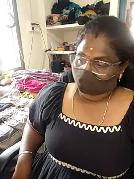 Snapshot of Tamil_Kavitha10 chatting on 06-18-26, 06:45 Tamil Kavitha10 online show from 06-18-26, 06:45