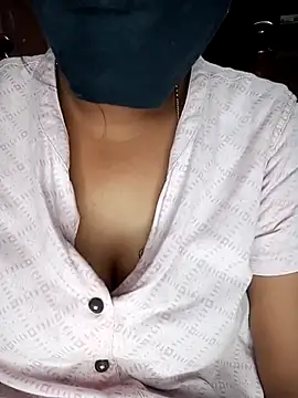 Snapshot of SindhuHappy chatting on 09-13-25, 01:33 SindhuHappy online show from 09-13-25, 01:33