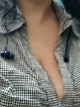 Snapshot of Janvi_-Love chatting on 09-21-25, 05:45 Janvi -Love online show from 09-21-25, 05:45