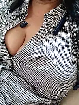 Snapshot of Janvi_-Love chatting on 09-12-25, 06:46 Janvi -Love online show from 09-12-25, 06:46