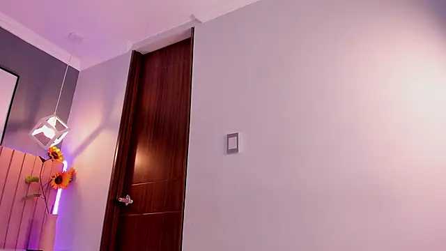 Nina Ford online show from 10-28-25, 03:29