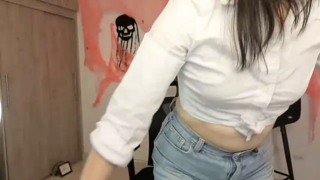 Snapshot of AlessandraLB chatting on 10-15-25, 01:37 AlessandraLB online show from 10-15-25, 01:37