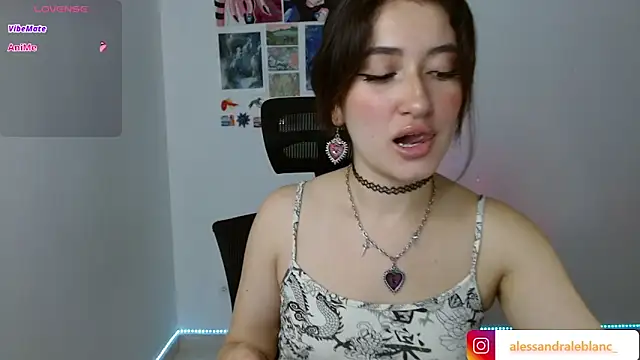 Snapshot of AlessandraLB chatting on 09-18-25, 10:40 AlessandraLB online show from 09-18-25, 10:40