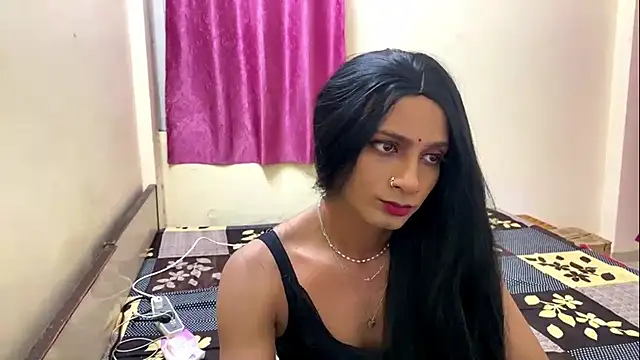 Snapshot of LuvLayla chatting on 09-14-25, 05:35 LuvLayla online show from 09-14-25, 05:35