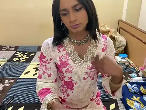 Snapshot of LuvLayla chatting on 02-05-26, 07:21 LuvLayla online show from 02-05-26, 07:21