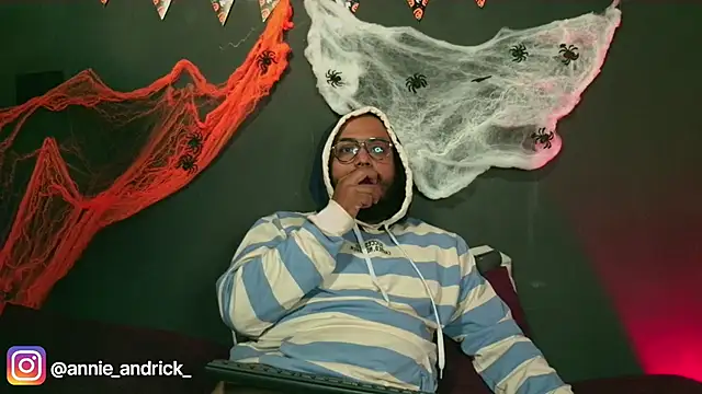  leda swan  online show from 10-22-25, 01:21