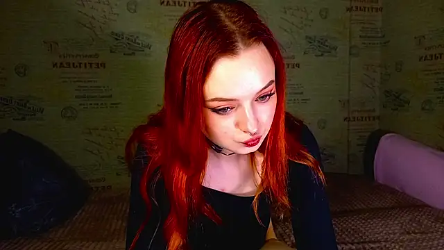 Snapshot of emi_less chatting on 10-14-25, 04:07 emi less online show from 10-14-25, 04:07