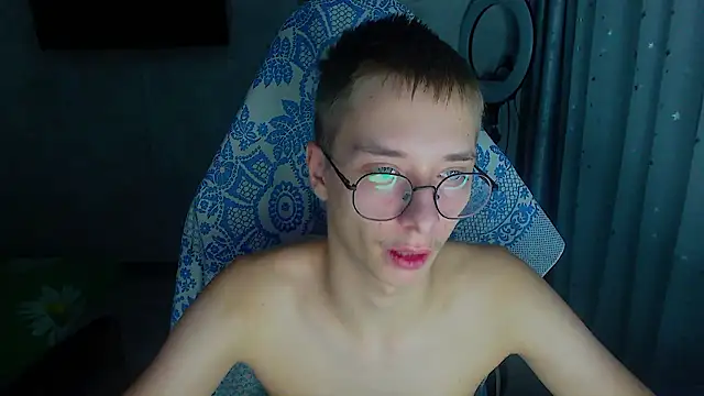 glasses cat online show from 02-14-26, 11:27