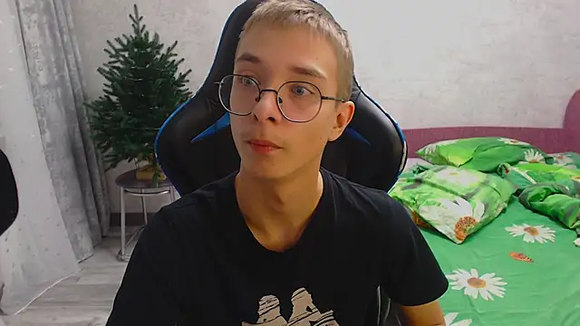 glasses cat online show from 12-05-25, 07:23