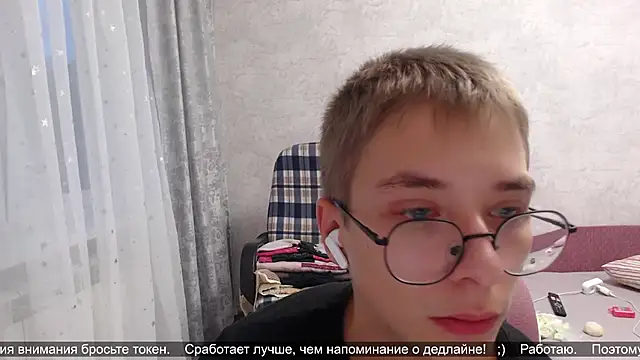 glasses cat online show from 10-15-25, 04:44