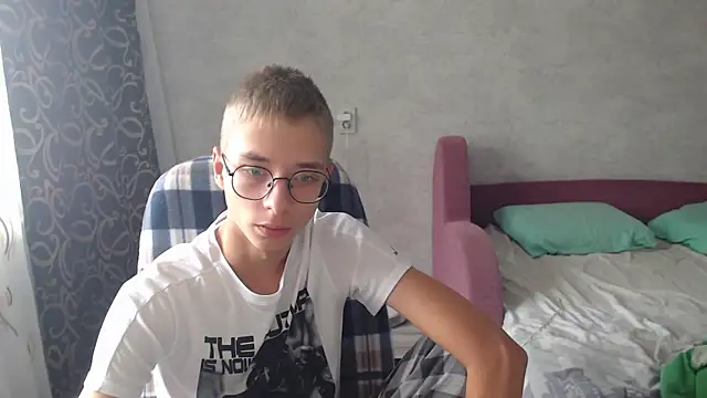 glasses cat online show from 09-23-25, 07:48