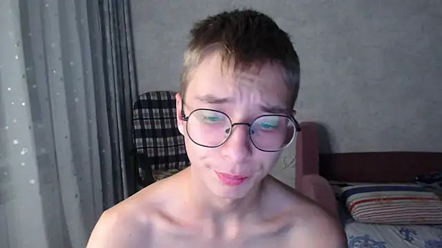 glasses cat online show from 10-27-25, 09:27