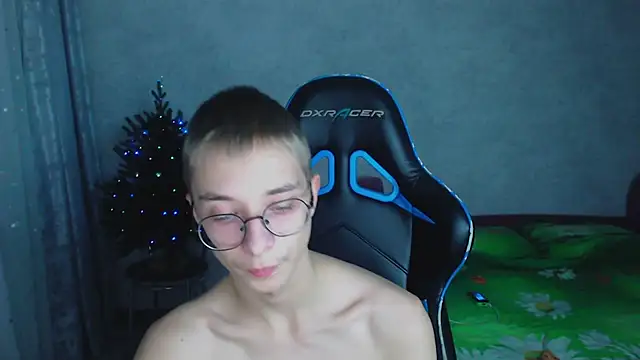 glasses cat online show from 12-04-25, 06:29