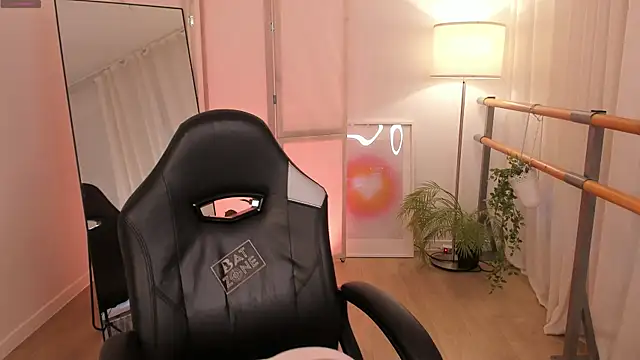 Snapshot of Lina_Glow chatting on 12-01-25, 06:47 Lina Glow online show from 12-01-25, 06:47