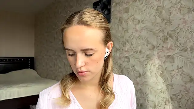 Snapshot of ElisabetLorney chatting on 09-17-25, 08:38 ElisabetLorney online show from 09-17-25, 08:38