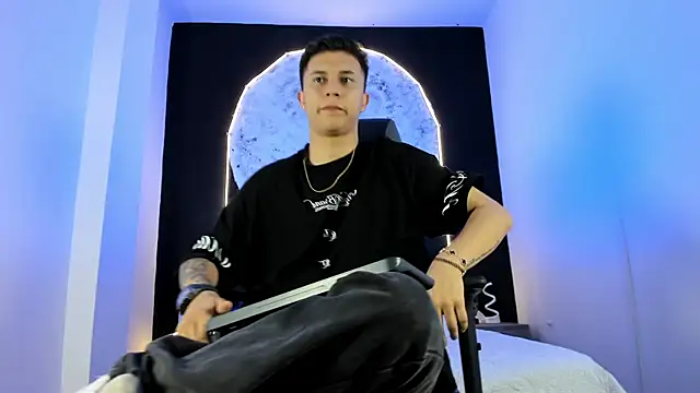 liaamsmiith  online show from 11-08-25, 12:52