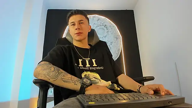 liaamsmiith  online show from 11-01-25, 11:59