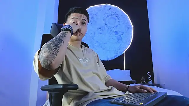 liaamsmiith  online show from 11-11-25, 12:22