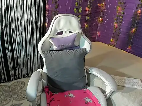 Zulema R1 online show from 11-14-25, 03:21