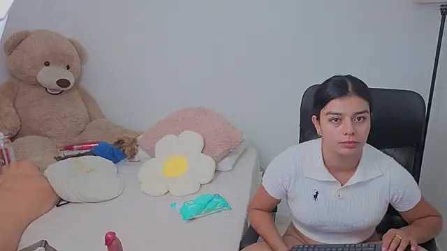 Snapshot of valerihouse chatting on 10-18-25, 01:18 valerihouse online show from 10-18-25, 01:18