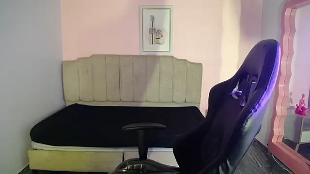 Snapshot of Vivi_rosse_ch chatting on 10-21-25, 03:39 Vivi rosse ch online show from 10-21-25, 03:39