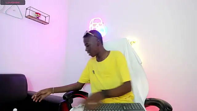 Snapshot of Alan_blacke chatting on 10-30-25, 07:55 Alan blacke online show from 10-30-25, 07:55