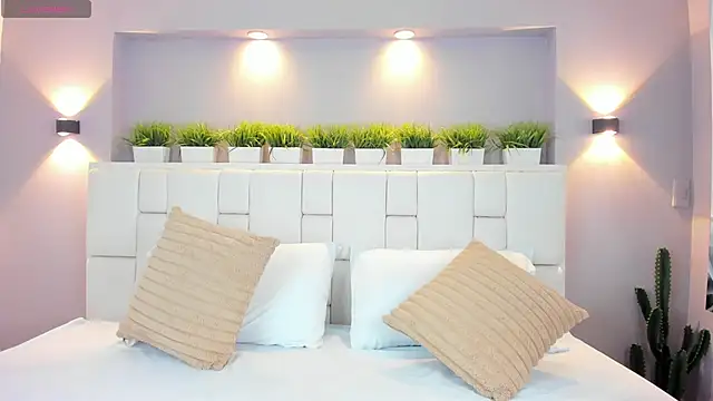 LunnaBlake online show from 12-18-25, 04:17