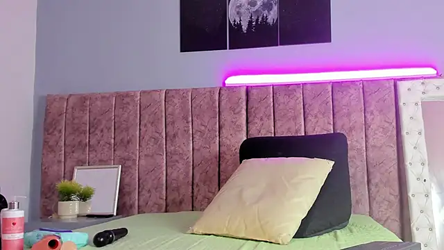 Niicolle Evanss online show from 11-30-25, 05:47