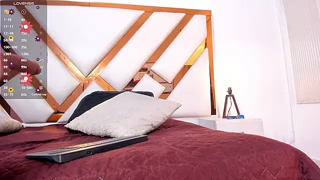 Niicolle Evanss online show from 04-06-26, 07:48